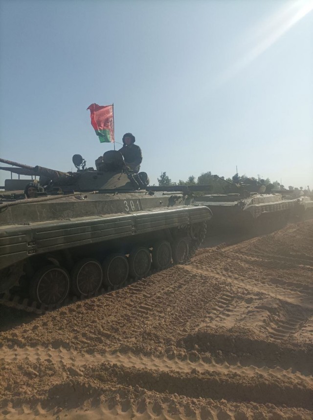 Белорусская армия стягивает к границе с Украиной военную технику с тактическим знаком «В»