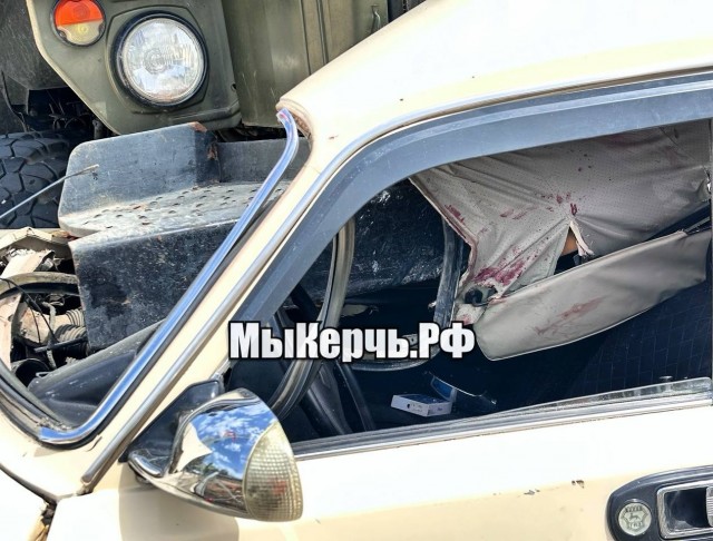 В Керчи военный грузовик наехал на легковушку — есть пострадавший.