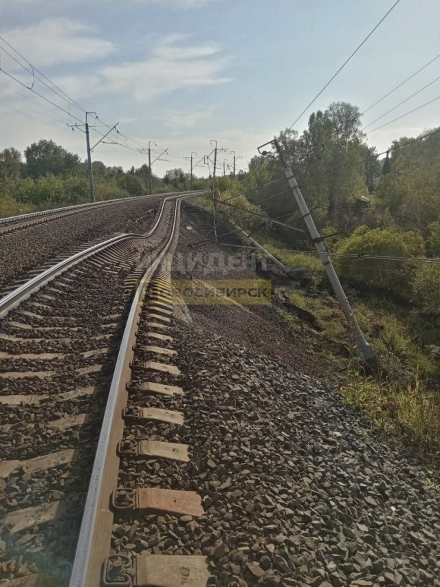 Железнодорожные пути обвалились в пригороде Новосибирска