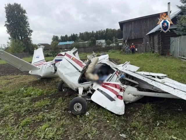 Самолёт рухнул в огород частного дома в Татарстане