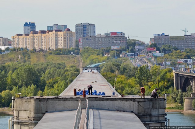 Покраска Новосибирского метромоста