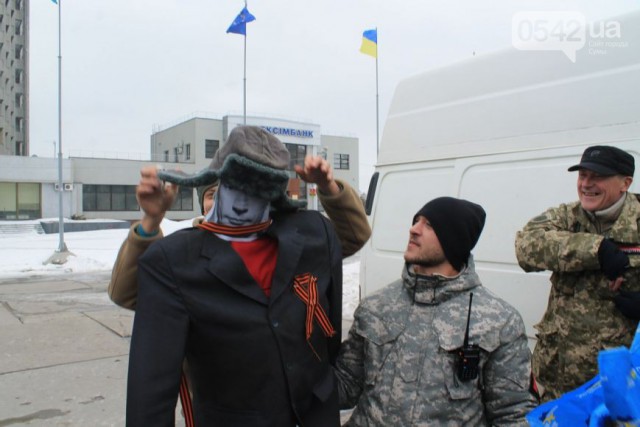 В Сумах сожгли чучело Путина