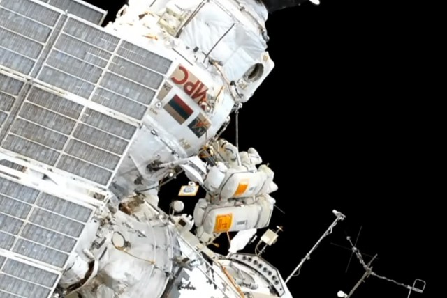 Российские космонавты забрали провисевшее в космосе 10 лет полотенце