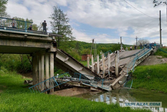 На Кубани обрушился автомобильный мост через реку