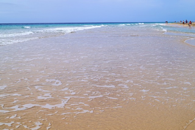 На пляжах Анапы закончились не только лежачие, но и сидячие места. Загорать там можно только стоя