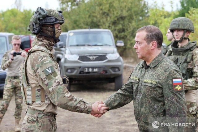 Медведев по поручению Путина посетил полигон, расположенный в ДНР в непосредственной близости от линии соприкосновения