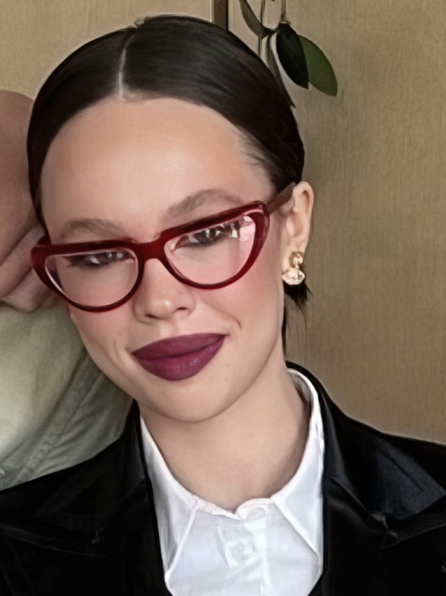 Найдите на фото среди учеников классную руководительницу