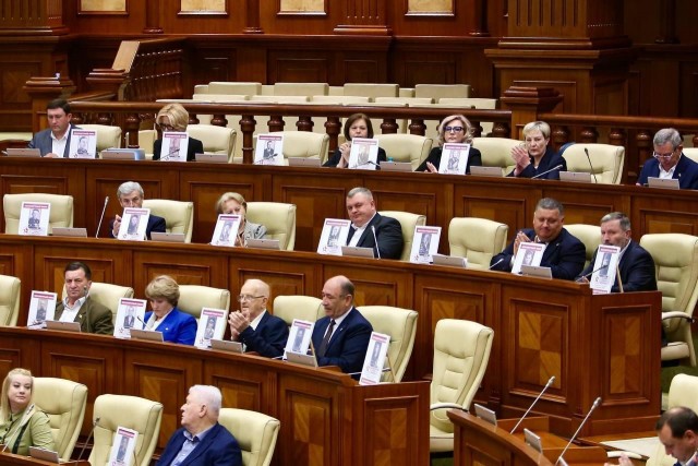 Оппозиционные депутаты провели в молдавском парламенте акцию "Бессмертный полк"