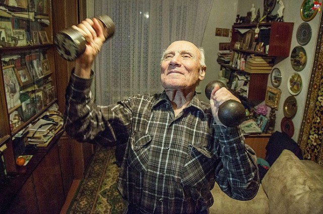 «Внучки мне говорили: Да ты же ЕГЭ не сдашь!». 90-летний дедушка осуществил мечту и поступил в университет: он станет географом