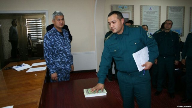 В Узбекистане милиционеры поклялись на Коране не брать взятки