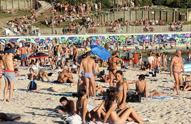 Пляж Бонди закрыт после того, как тысячи слабоумных любителей солнца проигнорировали запрет