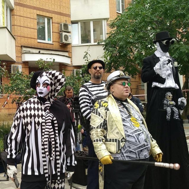 Шаман и барабанщицы: возле Пресненского суда сегодня был балаган... и даже, наверное, цирк