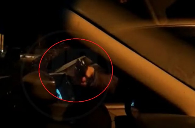 «Ты чо, мразь @баная!»: В Омске мужчина угрожал пистолетом не пропустившему его водителю