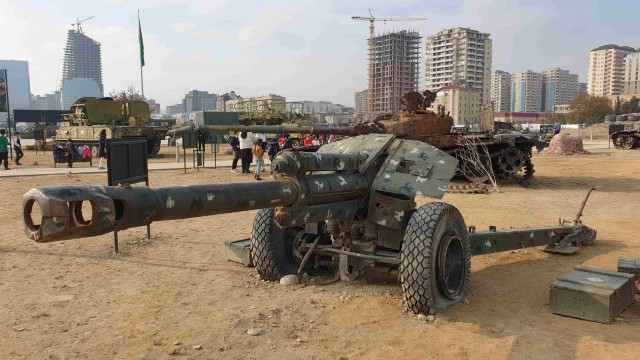 Выставка трофейной военной техники в Баку