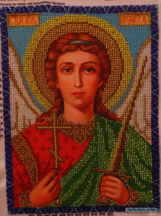 Маманя довышивала картину
