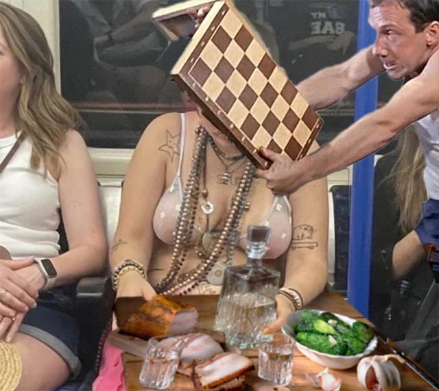 Фотожаба: шахматистка - ланч в метро