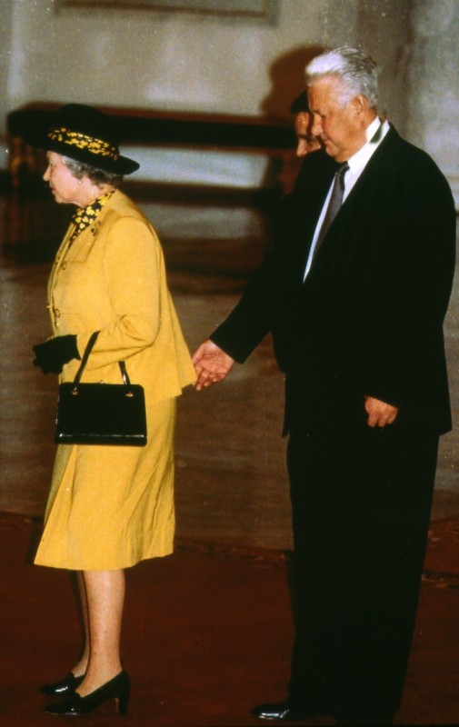 Чем Борис Ельцин ввел в недоумение британскую королеву Елизавету II во время её визита в Россию