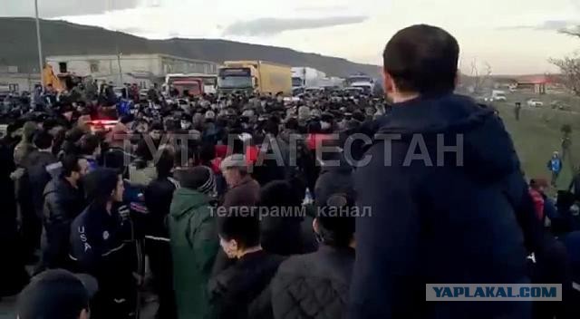 Стихийный митинг устроили родные убитого парня в Дагестане