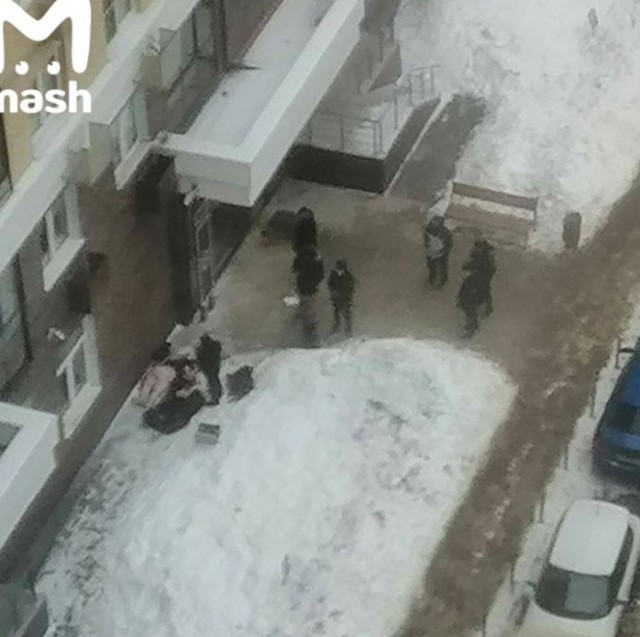 Мать с двухмесячным ребёнком на руках выбросилась из окна в подмосковном посёлке Мирный Люберецкого района.