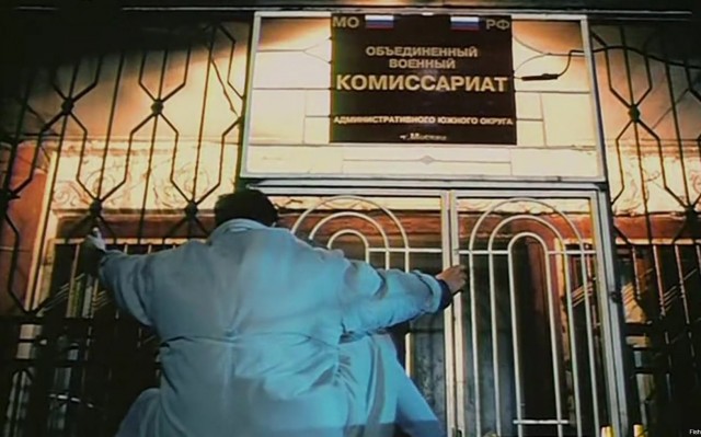 В Москве полицейские задержали пьяного мужчину, ломившегося в военкомат в 3 часа ночи