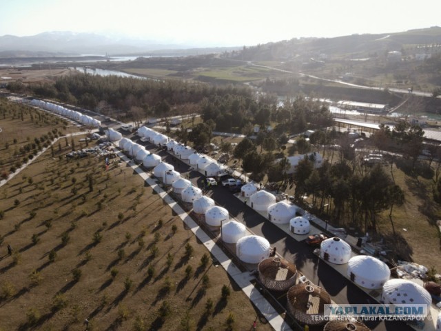 Казахские юрты уже помогают семьям: в Турции появился целые аулы