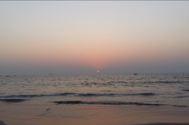 На пляжах Анапы закончились не только лежачие, но и сидячие места. Загорать там можно только стоя