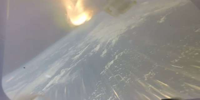 NASA показало видео с корабля Orion, входящего в атмосферу Земли на скорости 40 000 км/ч