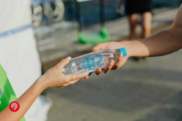 Из-за аномальной жары в метро третий день бесплатно раздают воду
