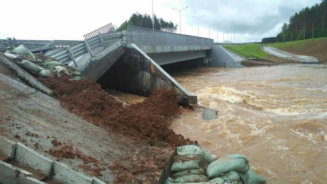 Бетонный мост рухнул в Подмосковье из-за сильных ливней