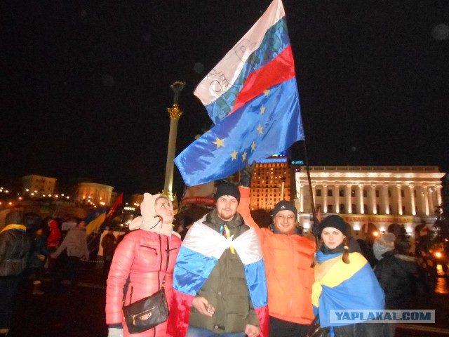 Полиция задержала женщину за желто-синий шарфик
