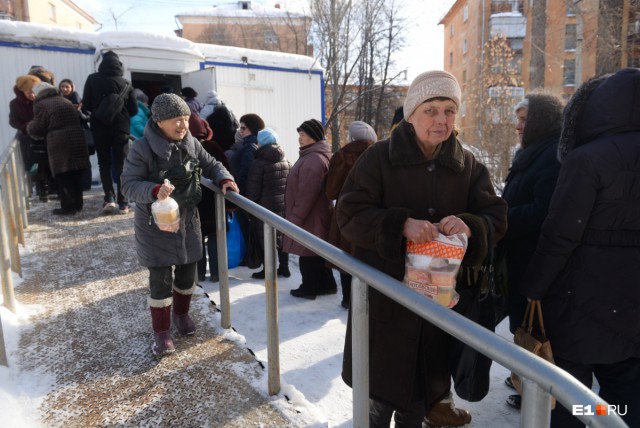 Изобретатель СССР стоит в очереди за бесплатным супом