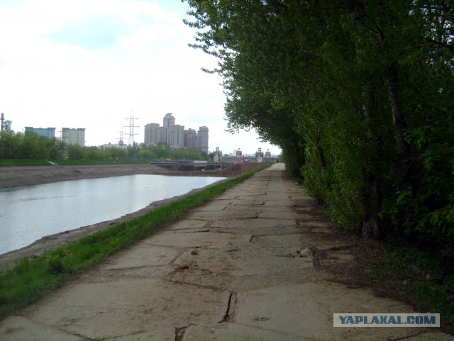 На дне. Когда в канале нет воды (Тушино - между 7 и 8 шлюзами)