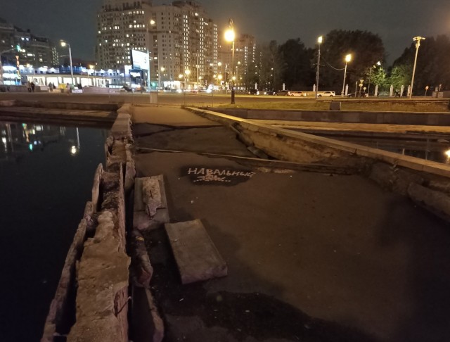 В центре Петербурга лежал огромный сугроб с оскорблением Беглова. Его начали убирать через час.