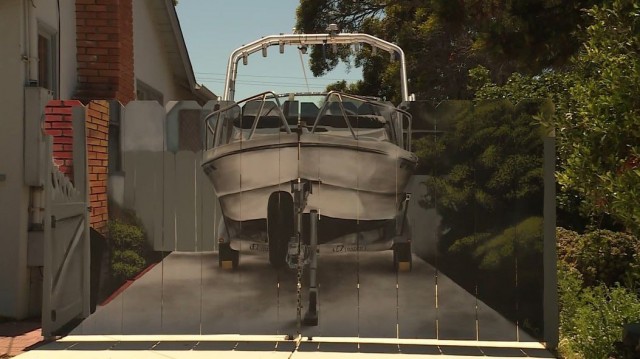 Мужика из Калифорнии обязали установить забор у дома, чтобы спрятать лодку, стоящую во дворе