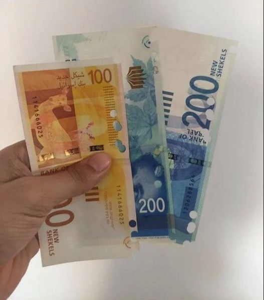 Мальчик еврейский нашёл дырокол