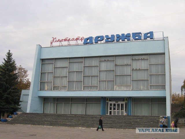 Один старый кинотеатр.
