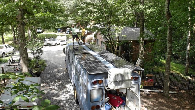 Пара превратила старый автобус в уютный дом, где живет с 2 детьми и собакой, потратив $12 000
