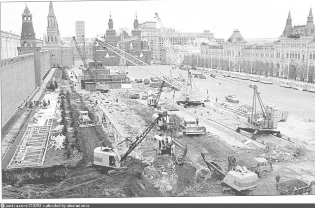 Одни уверены, что Египетские пирамиды построили инопланетяне, другие отрицают. Кто прав?