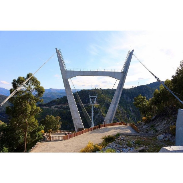 В Португалии открыли самый длинный подвесной пешеходный мост в мире - мост Арока