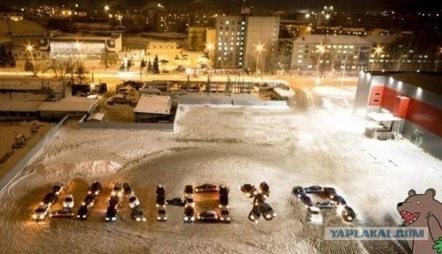 Девушка чистит  автомобиль. Железной лопатой!