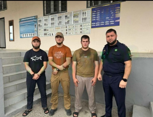 Два примерных семьянина очень торопятся домой