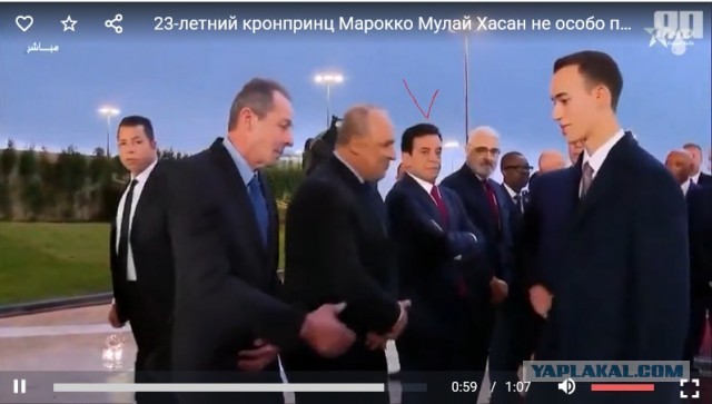 23-летний кронпринц Марокко Мулай Хасан не особо приветствует тех, кто тянется поцеловать его руку