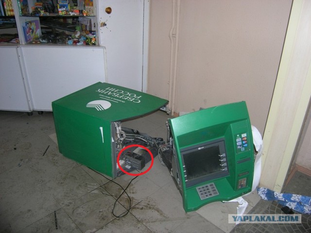 Из банкомата украли 900 000 руб