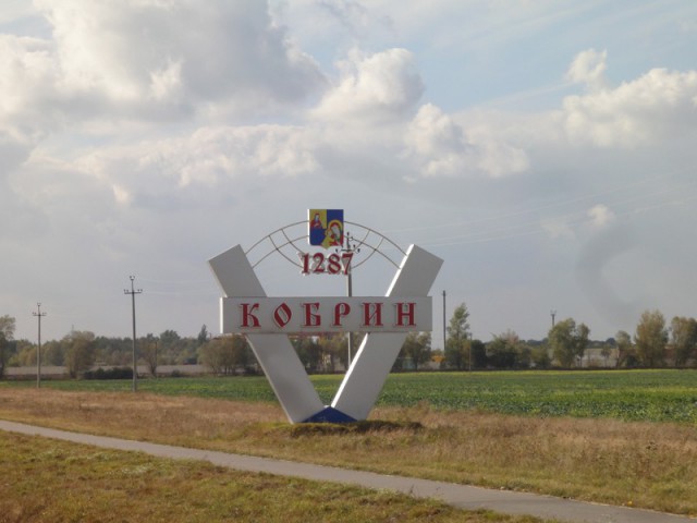 Сотрудник серпентария чистит логово кобр