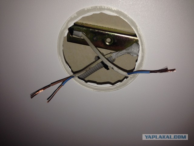 Установка ламп в натяжной потолок