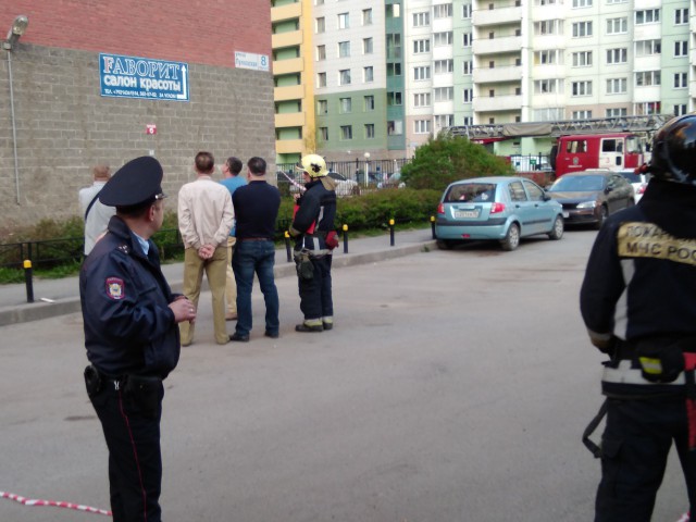 Эвакуация жилого дома в Санкт-Петербурге из за обрушения части фасада