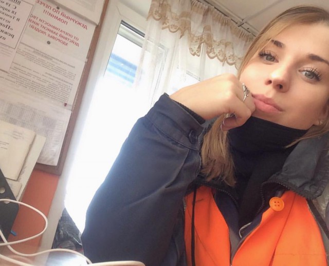 Приятные взгляду сотрудницы железной дороги