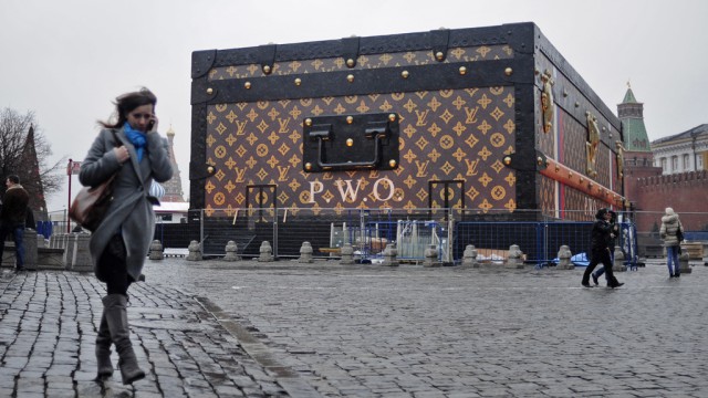 Космонавт Олег Артемьев выглянул в иллюминатор. А там спутник пролетает!
