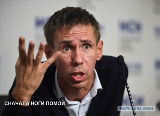 Что за «барефутинг»: почему в метро прибавилось босоногих девушек