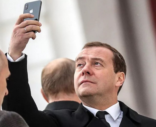 Путин запретил продавать смартфоны без российского софта и разрешил использовать свастику